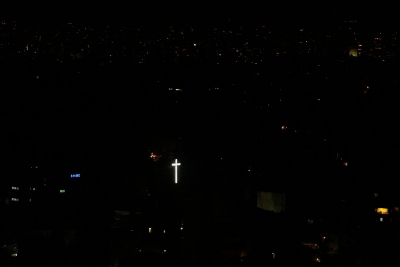 Θεϊκό σημάδι στη Βηρυτό - Ο Σταυρός στην κορυφή της εκκλησίας της Παναγίας της Hadath, ενώ η Dahiyeh παραμένει στο σκοτάδι από το σφυροκόπημα