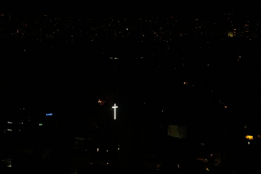 Θεϊκό σημάδι στη Βηρυτό - Ο Σταυρός στην κορυφή της εκκλησίας της Παναγίας της Hadath, ενώ η Dahiyeh παραμένει στο σκοτάδι από το σφυροκόπημα