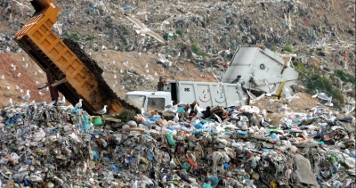 Προβλήματα στην αποκομιδή σκουπιδιών στην Αθήνα λόγω της φωτιάς στα ΧΥΤΑ