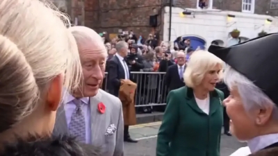 Εκσφενδόνισαν αβγά προς τον βασιλιά Κάρολο και την Καμίλα - «Η Βρετανία χτίστηκε πάνω στο αίμα των δούλων»