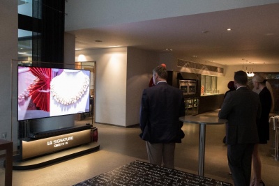 Η LG Signature OLED W8 αναδεικνύει τον άψογο σχεδιασμό της ανάμεσα στα έργα τέχνης της εκδήλωσης