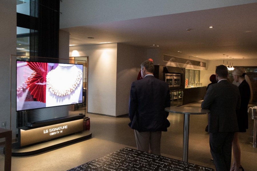 Η LG Signature OLED W8 αναδεικνύει τον άψογο σχεδιασμό της ανάμεσα στα έργα τέχνης της εκδήλωσης