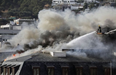 Μαίνεται για δεύτερη μέρα η καταστροφική πυρκαγιά στο κτίριο της Βουλής στο Cape Town