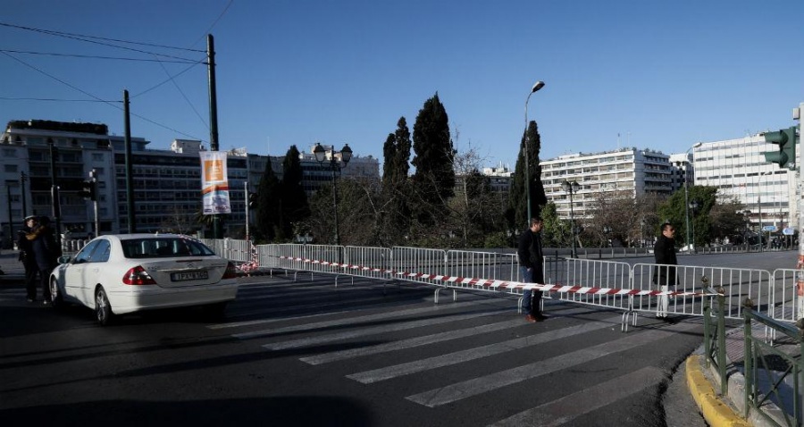 Έως τις 6 το απόγευμα θα συνεχιστούν σήμερα (11/3) τα κινηματογραφικά γυρίσματα στην πλατεία Συντάγματος