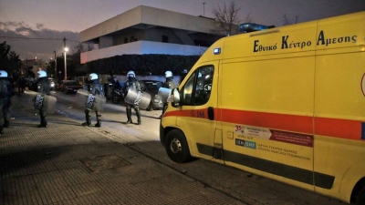 ΕΛΑΣ: Πέντε αστυνομικοί τραυματίες σε επεισόδια πριν από τον αγώνα βόλεϊ Παναθηναϊκού - Ολυμπιακού