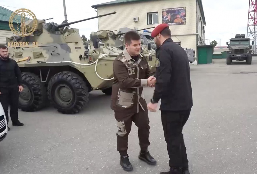 Τι συμβαίνει στην Τσετσενία; Παρουσίασαν το οικόσημο της Ρωσίας, χωρίς σταυρούς - Το βραβείο σε Kadryrov - «Πετάξτε τον έξω»