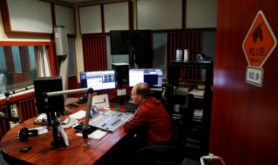 Η ΕΕ ζητεί από την Ουγγαρία να μην ανακληθεί η άδεια εκπομπής ραδιοφώνου της αντιπολίτευσης