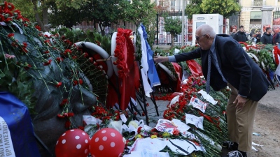 Κατάθεση στεφάνου από τον Κακλαμάνη για την 52η επέτειο του Πολυτεχνείου - Ενός λεπτού σιγή στην Ολομέλεια της Βουλής