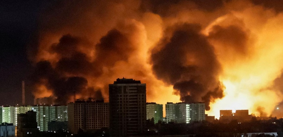 Πύρινη καταιγίδα από τον ουρανό – Η Ρωσία με 530 πυραύλους και drones έκανε τη νύχτα μέρα με τις εκρήξεις στην Ουκρανία