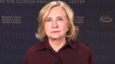 Hillary Clinton (ΗΠΑ): Έχετε να επιλέξετε ανάμεσα σε δύο ηλικιωμένους - Έναν συμπονετικό κι έναν που κατηγορείται για 91 κακουργήματα