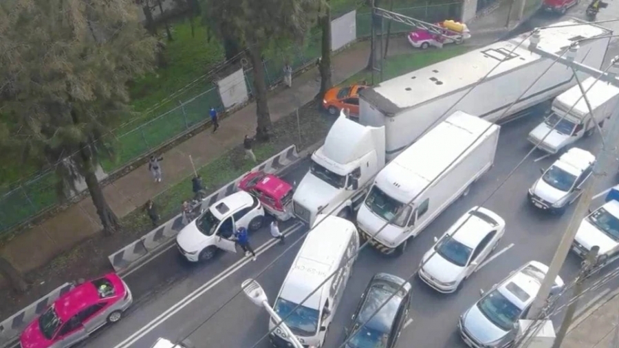 Χάος από οδηγό φορτηγού που άρχισε να παρασέρνει όποιο όχημα έβρισκε μπροστά του