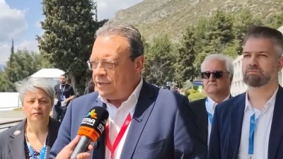 Φάμελλος για μέτρα: Προσβλητικός Μητσοτάκης - Να δοθεί όλο το υπερπλεόνασμα για αναστολή του ΦΠΑ, μείωση ΕΦΚ, 13η σύνταξη