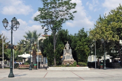 Πώς να δυσφημήσεις έναν Δήμαρχο παραμονή 25ης Μαρτίου - Κατάθεση στεφάνων με τον ύμνο της δικτατορίας στην Ελευσίνα