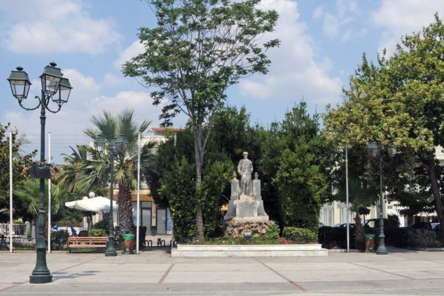 Πώς να δυσφημήσεις έναν Δήμαρχο παραμονή 25ης Μαρτίου - Κατάθεση στεφάνων με τον ύμνο της δικτατορίας στην Ελευσίνα