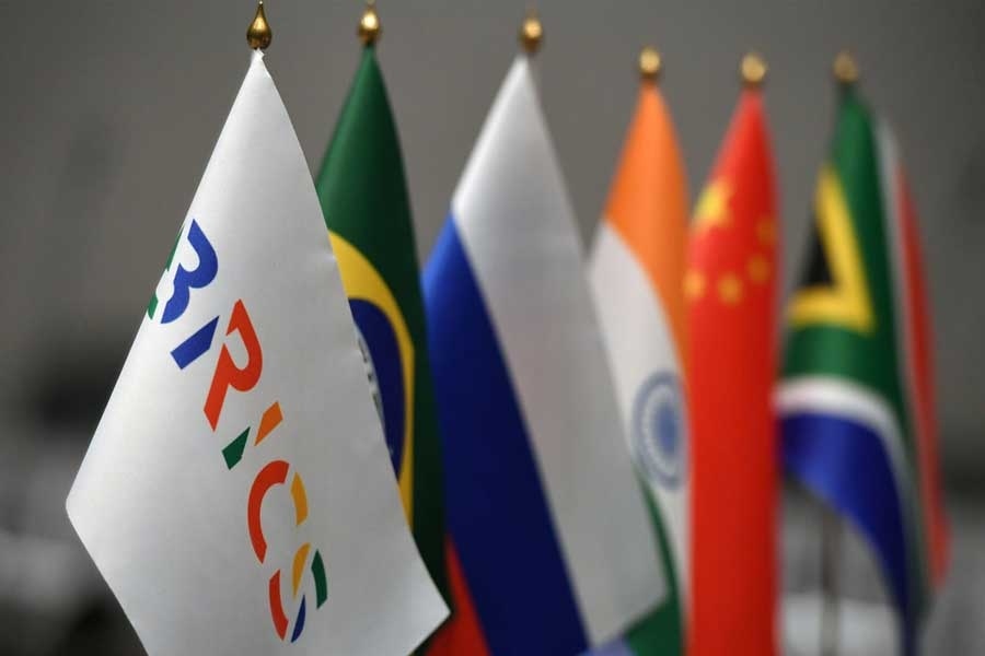 Τα BRICS προκαλούν νομισματικό τσουνάμι: Με όπλο τα κρυπτονομίσματα «γκρεμίζουν» από τον θρόνο του το δολάριο