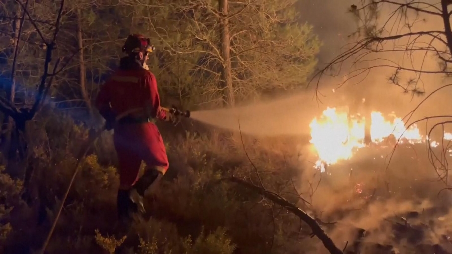 Ισπανία: Εκτός ελέγχου η πρώτη μεγάλη πυρκαγιά της σεζόν – Στη μάχη 700 πυροσβέστες