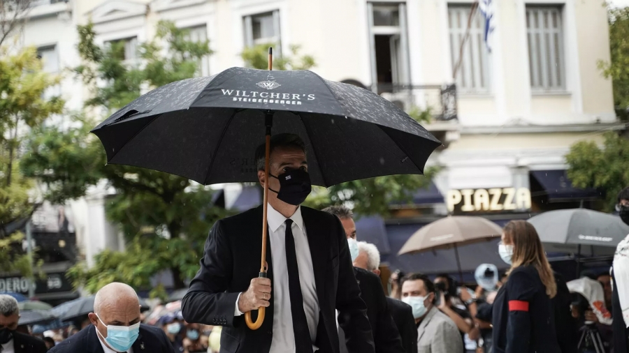 Η viral ομπρέλα του Μητσοτάκη γίνεται ξανά στόχος - Αυτή τη φορά απαντά το ίδιο το ξενοδοχείο: «Α και την ψάχναμε!»