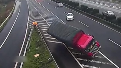 Δείτε τι προκαλεί οδηγός που σταματά στη μέση του δρόμου