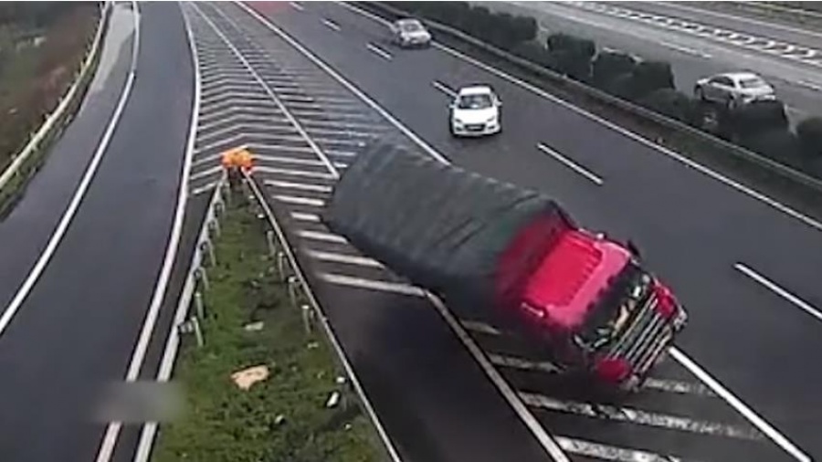 Δείτε τι προκαλεί οδηγός που σταματά στη μέση του δρόμου