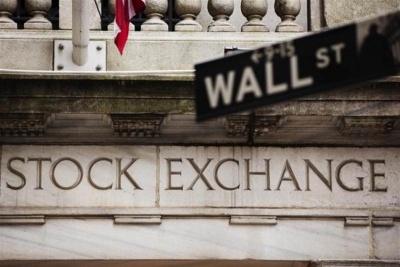 Συγκρατημένη άνοδος στη Wall Street, καθώς μετριάζονται οι ανησυχίες για εμπορικό πόλεμο