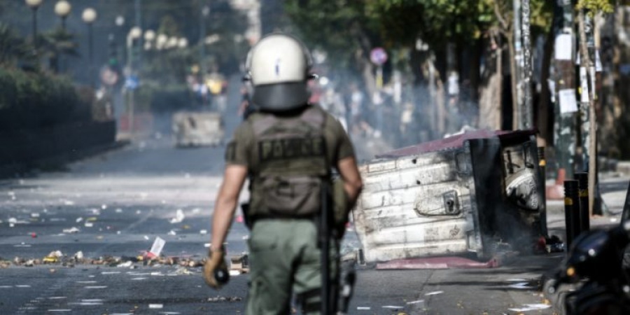 Ένταση στην ΑΣΟΕΕ - Πετροπόλεμος στην Πατησίων - Τα ΜΑΤ μπήκαν στη σχολή