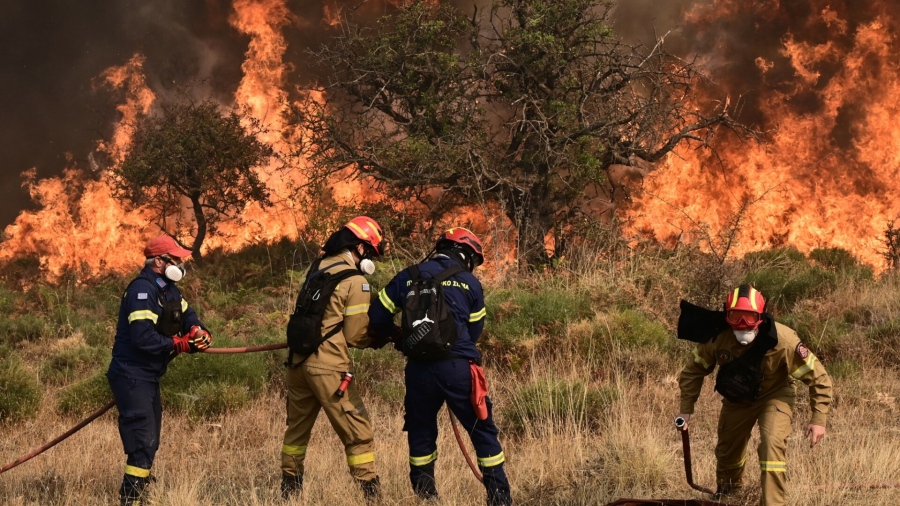 Φωτιά στην Πάρνηθα - Μεγάλη κινητοποίηση με 95 πυροσβέστες και 4 αεροσκάφη - Κυκλοφοριακές ρυθμίσεις