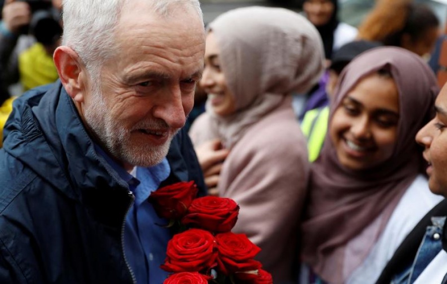 Βρετανία: Επίθεση με αυγά εναντίον του ηγέτη των Εργατικών, Jeremy Corbyn στο Λονδίνο