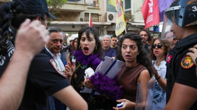 Άγριο ξύλο και συλλήψεις σε πορεία ΛΟΑΤΚΙ στην Τουρκία – Woke παράνοια εναντίον αστυνομίας