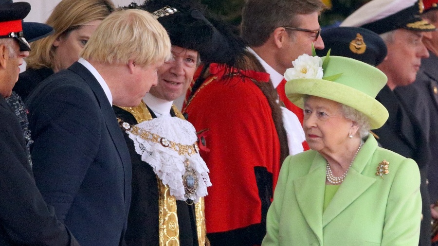 H βασίλισσα Ελισάβετ αναζητά τρόπους για να…ξεφορτωθεί τον Johnson