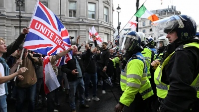 «Ο λαός έχει κουραστεί με τον πόλεμο, τη μετανάστευση και τον Starmer» - Ειδικοί αποκωδικοποιούν τις διαδηλώσεις στη Βρετανία