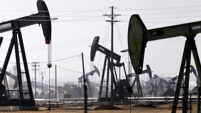 «Βουτιά» 2% για το πετρέλαιο λόγω των φόβων για διεθνή εμπορικό πόλεμο