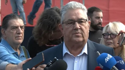 Στα Προπύλαια ο Κουτσούμπας: Δεν φτάνει μονο η απόσυρση του επαίσχυντου νομοσχεδίου για τις 13 ώρες δουλειάς