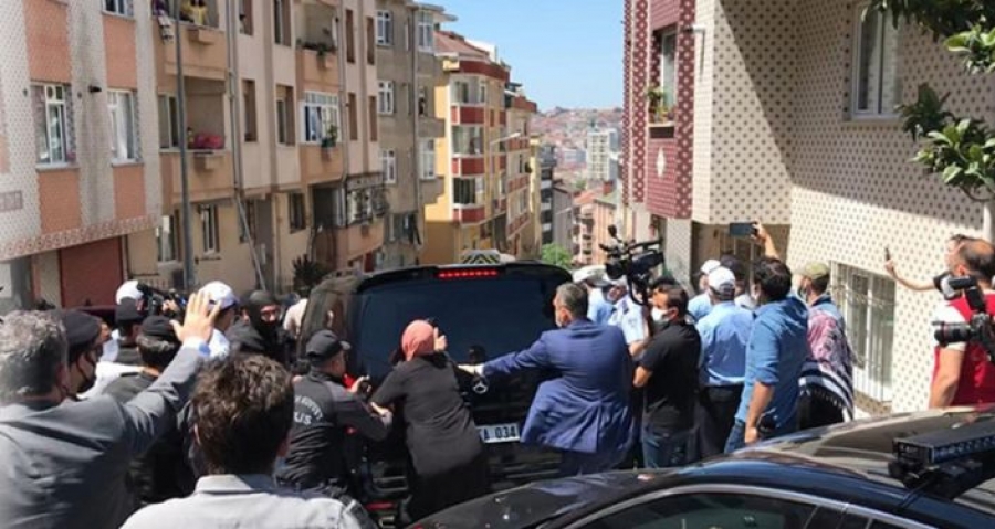 Εξαγριωμένο πλήθος στην Κωνσταντινούπολη επιτέθηκε στην αυτοκινητοπομπή του Ekrem Imamoglu