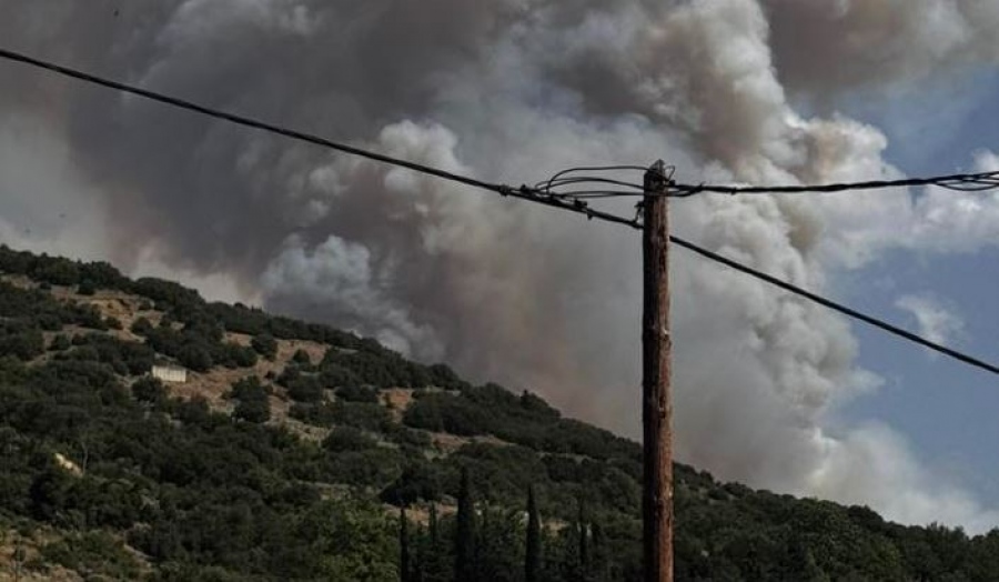 Καίγεται δασική έκταση στο Φενεό Κορινθίας - Εκκενώνεται η Καστανιά - Μεγάλη επιχείρηση της Πυροσβεστικής