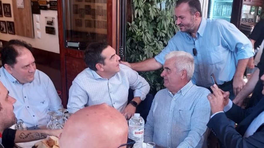 Στον Πειραιά με τον υποψήφιο δήμαρχο Γιώργο Γαβρίλη ο Τσίπρας – Συνάντηση  με…τσίπουρα