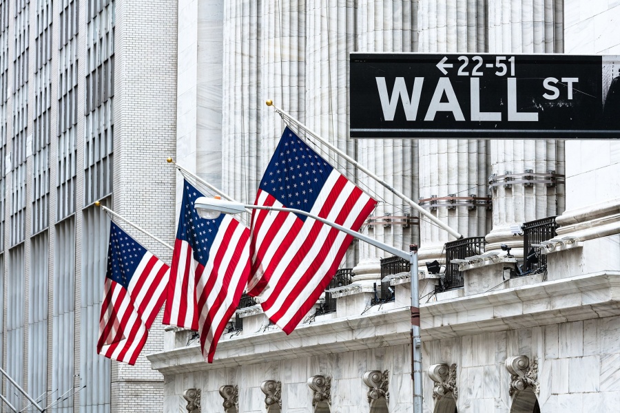Οριακές μεταβολές στη Wall Street μετά τη συνάντηση Putin - Trump - Ήπια τραπεζική ώθηση στον Dow Jones