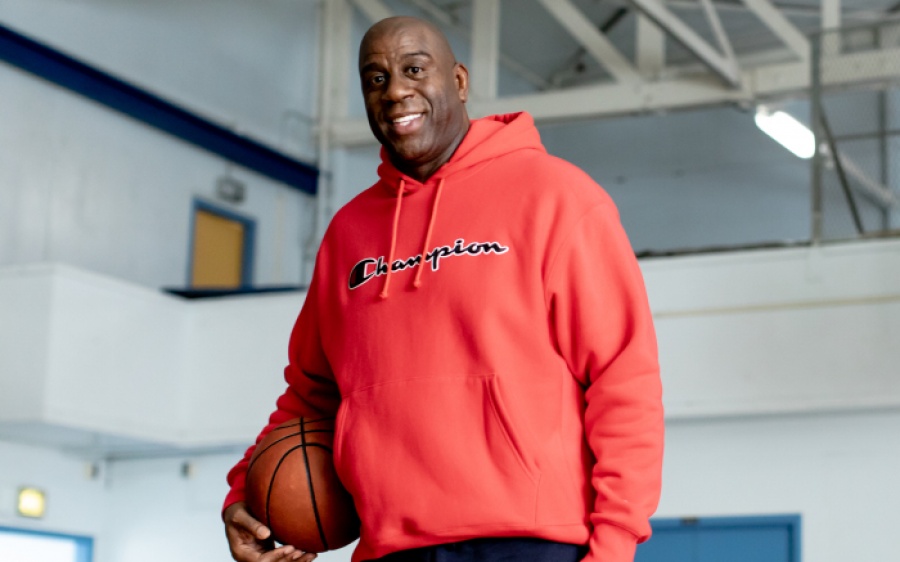Η Champion συνεργάζεται με τον θρύλο των sports Magic Johnson για να γιορτάσει 100 χρόνια ομαδικής επιτυχίας