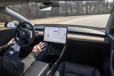 Tesla: Τι απαντά στις κατηγορίες ότι παραπλανά για το σύστημα αυτόματης οδήγησης