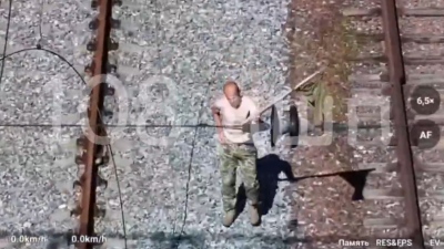 Ρωσικά και ουκρανικά drones συγκρούονται σε μάχη για τη ζωή ενός Ουκρανού στρατιώτη - Συγκλονιστικό βίντεο