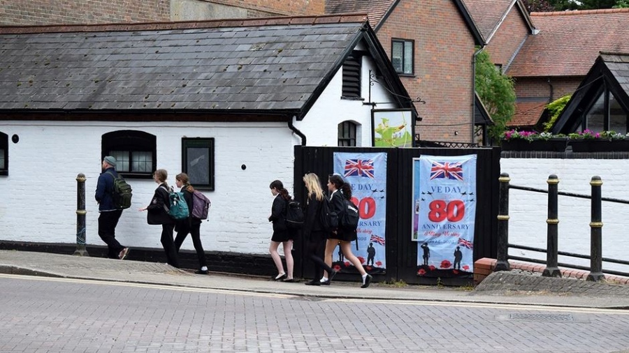 Δίχως τέλος η woke παράνοια στην Ευρώπη - Η Βρετανία θα απαγορεύσει τις σχολικές φούστες επειδή «προάγουν την ανισότητα των φύλων»