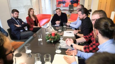 Τσίπρας: Επικοινωνιακό σόου με τους νέους επιστήμονες - Η κυβέρνηση διώχνει 4.000 για να πάρει 500