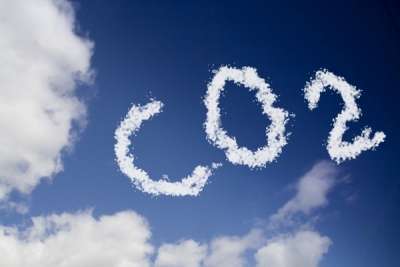 Κερδοσκοπία και ζήτηση εκτοξεύουν τις τιμές δικαιωμάτων CO2 - Τι μέτρα μελετά η Ε.Ε.