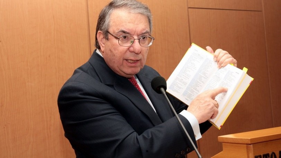 Ο Μπαμπινιώτης εξηγεί τη διαφορά ανάμεσα στην «επίταξη» και την «επιστράτευση»