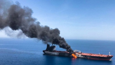 Συναγερμός στο Hormuz - Δεξαμενόπλοιο ακυβέρνητο και φλεγόμενο μετά από επίθεση με άγνωστο βλήμα