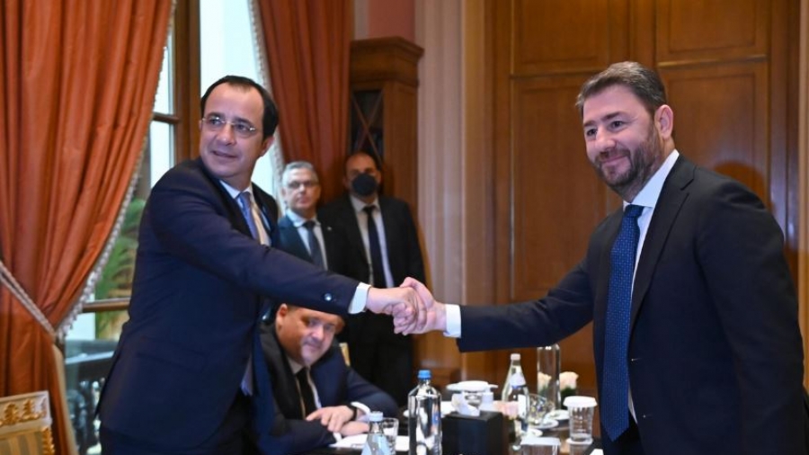 Συνάντηση Χριστοδουλίδη με Ανδρουλάκη: Να αρχίσει νέα προσπάθεια επίλυσης του Κυπριακού
