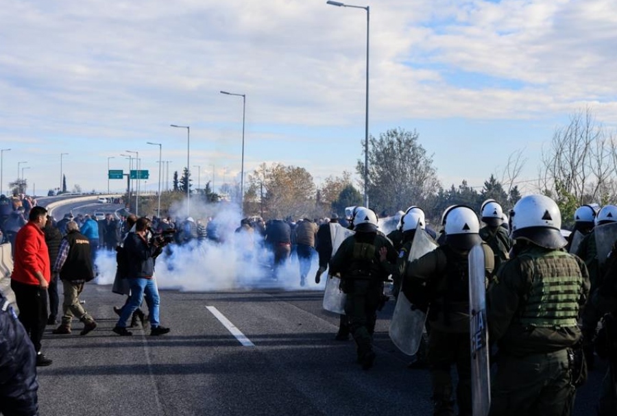 Επικίνδυνη ένταση στα αγροτικά μπλόκα για ΟΠΕΚΕΠΕ, κόστος και επιδοτήσεις -   2 τραυματίες και 3 συλλήψεις - Κλειστή η Εθνική στη Νίκαια