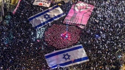 Λαοθάλασσα στο Τελ Αβίβ – Χιλιάδες Ισραηλινοί διαδήλωσαν κατά της δικαστικής μεταρρύθμισης Netanyahu