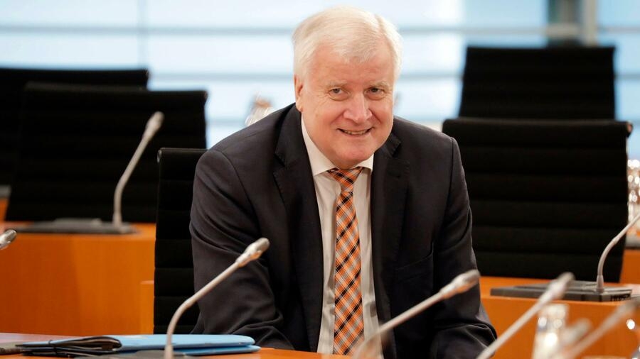 Seehofer: Δεν επιδιώκουμε γενική απαγόρευση ταξιδιών - Η Γερμανία δεν θα γίνει φυλακή
