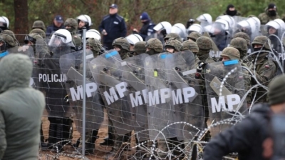 Πολωνία: Σφοδρές συγκρούσεις μεταναστών και δυνάμεων ασφαλείας στα σύνορα με τη Λευκορωσία