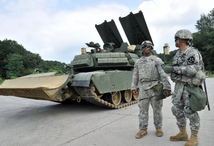 Forbes: Οι ΗΠΑ έστειλαν κρυφά στην Ουκρανία ισχυρό στρατιωτικό όχημα εκκαθάρισης ναρκοπεδίων